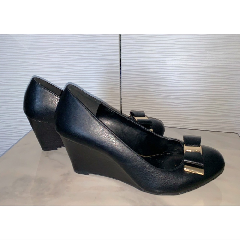 ❗️Jessica Simpson bow wedges in great condition ❗️